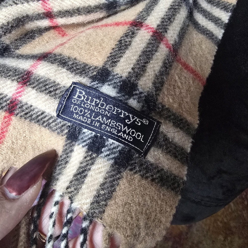 Authentic Burberry Classic Beige and Red Plaid Scarf - Picture 3 of 9
